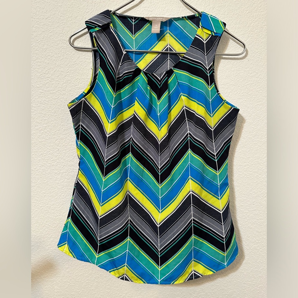 *EUC* BANANA REPUBLIC Zig Zag Chevron Print Pleated Sleeveless Blouse